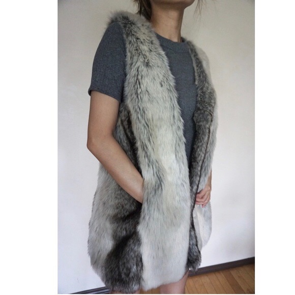 • SOLD • 2/$18 ⭕️ Faux Fur Vest - Picture 2 of 4